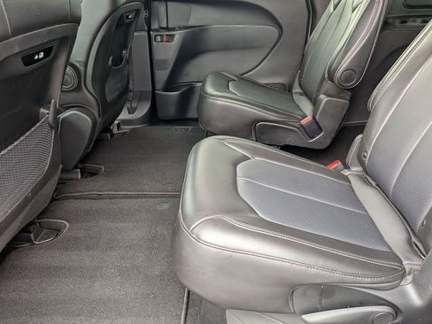 Used 2025 Chrysler Pacifica Select image 25