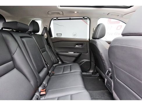 Used 2023 Nissan Rogue SV w/ SV Premium B Package image 9