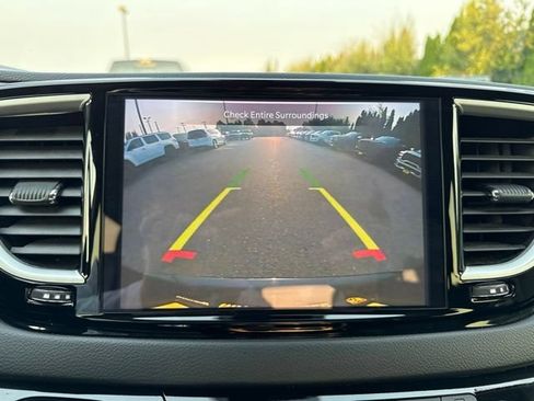 Used 2024 Chrysler Pacifica Touring-L FWD image 29