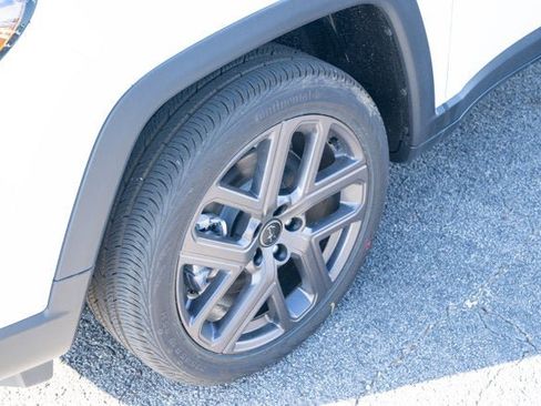 New 2026 Jeep Compass Latitude image 9