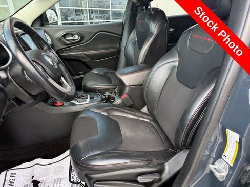 Used 2017 Jeep Cherokee Trailhawk AWD/4WD image 16
