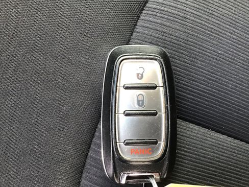 Used 2018 Chrysler Pacifica L FWD image 28