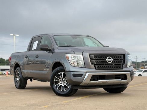 Used 2022 Nissan Titan SV RWD image 2
