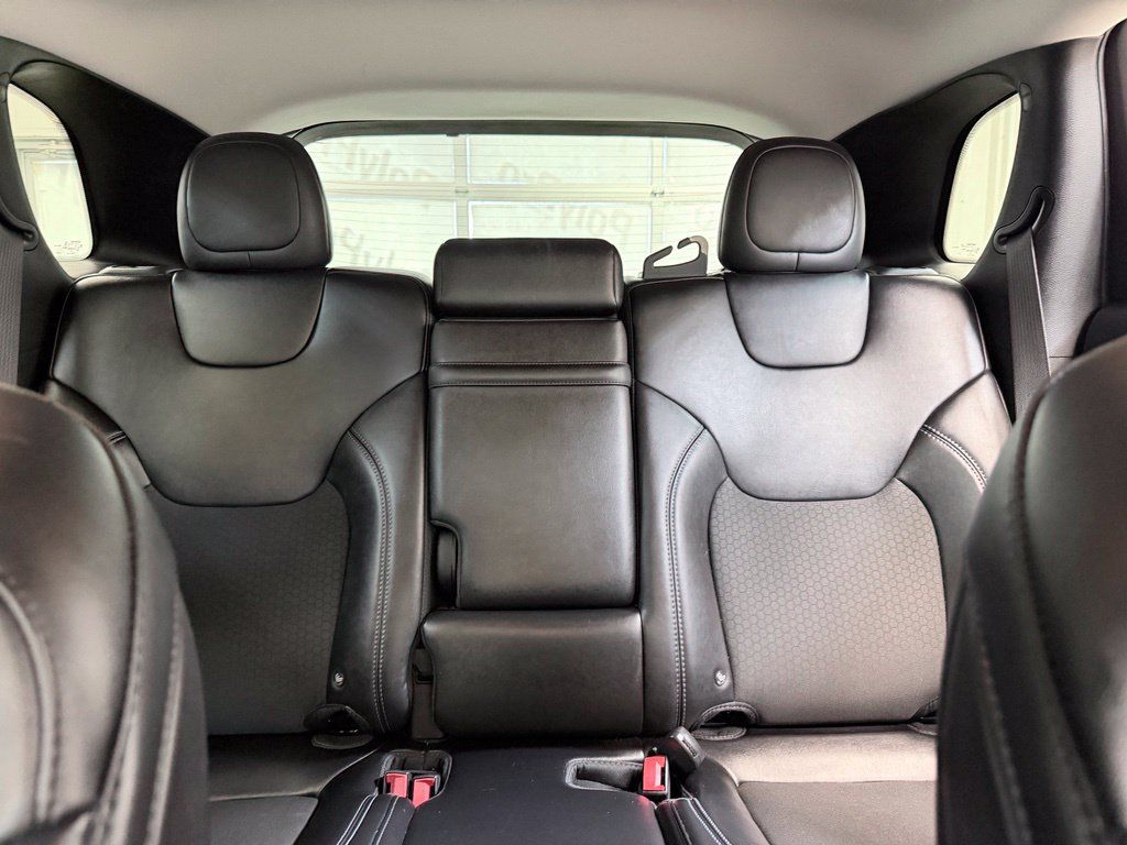 Used 2019 Jeep Cherokee Latitude Plus w/ Comfort/Convenience Group FWD image 16