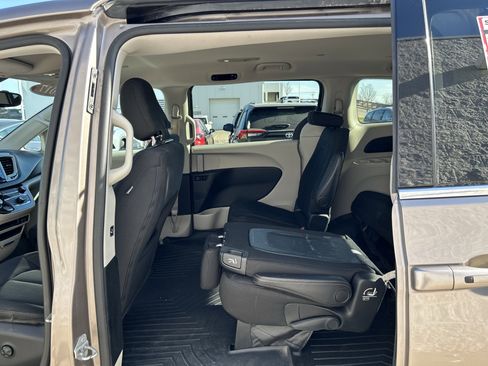 Used 2017 Chrysler Pacifica Touring w/ Tire & Wheel Group image 14