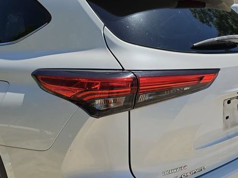 Used 2020 Toyota Highlander XLE FWD image 10
