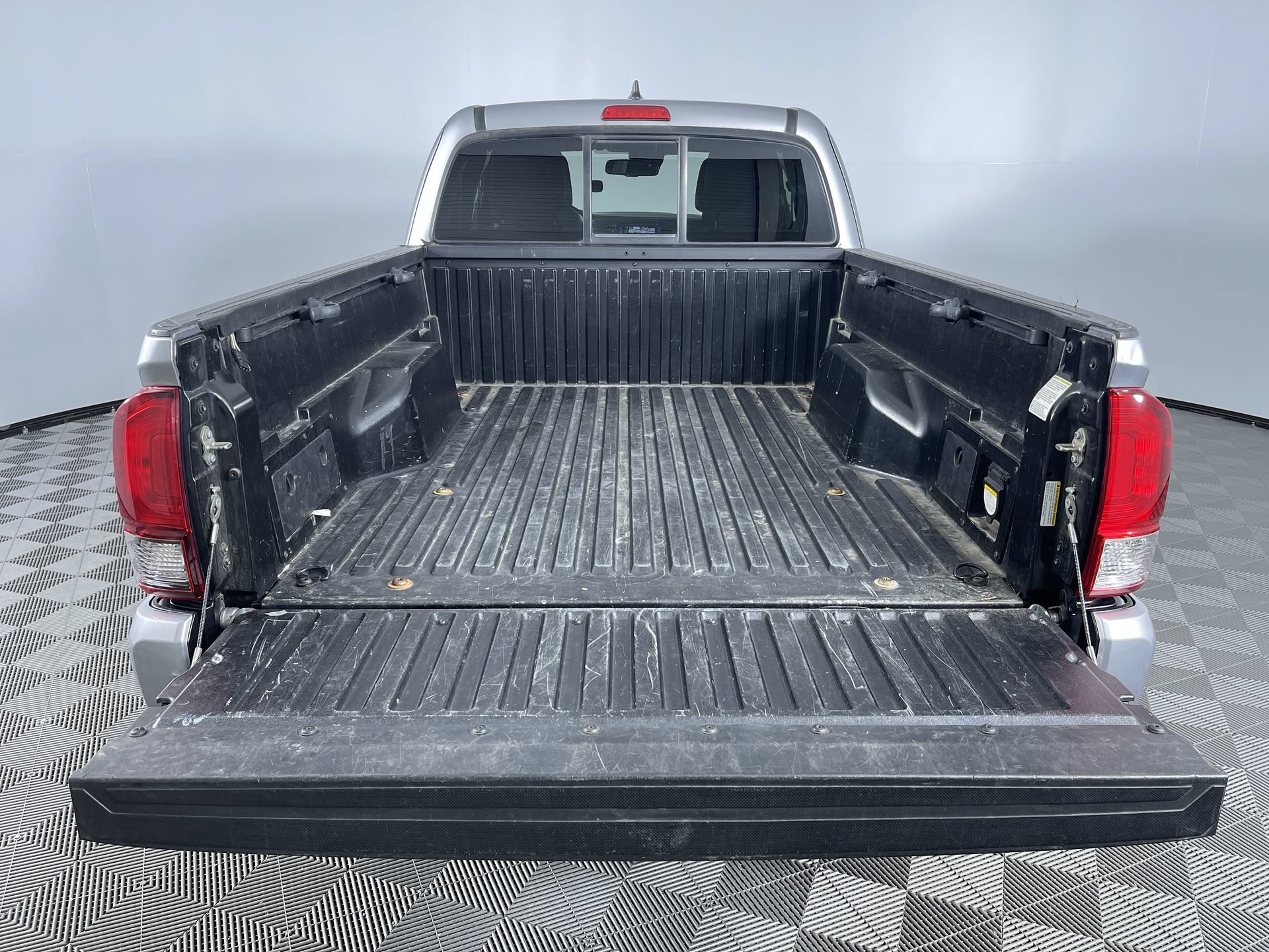 Used 2018 Toyota Tacoma TRD Sport AWD/4WD image 25