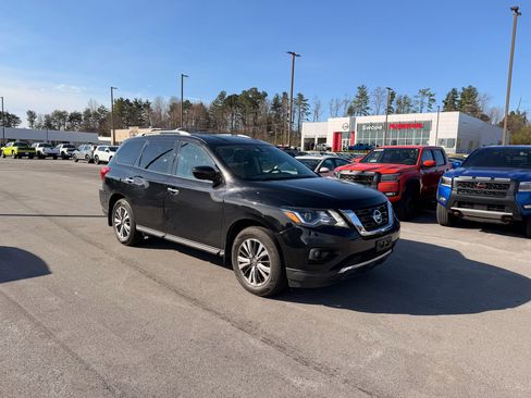 Used 2020 Nissan Pathfinder SV image 3