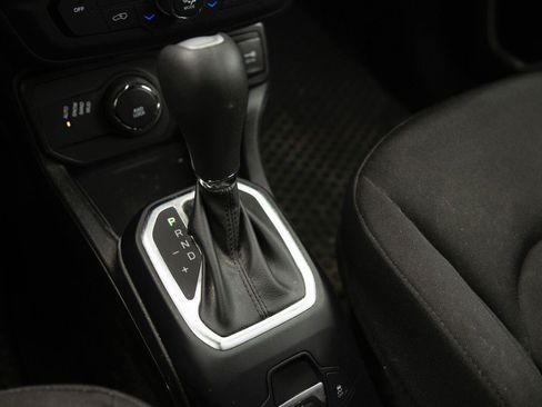 Used 2019 Jeep Renegade Latitude w/ Safety & Security Group II AWD/4WD image 11