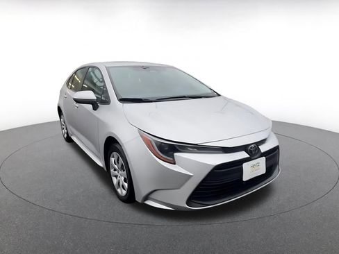 Used 2025 Toyota Corolla LE image 3