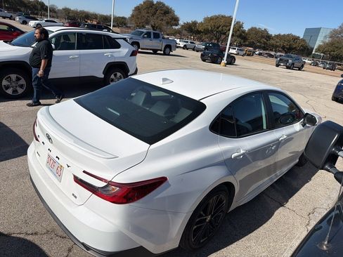 Used 2025 Toyota Camry SE image 3