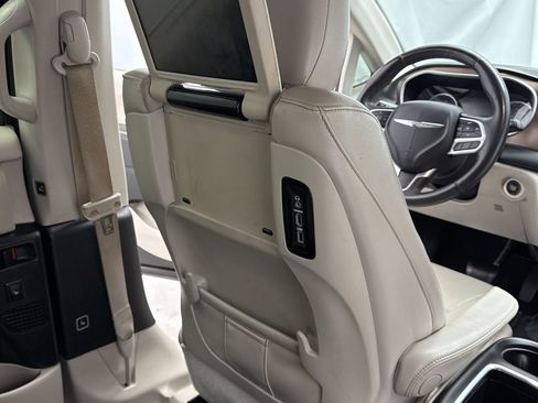 Used 2017 Chrysler Pacifica Touring-L Plus w/ Tire & Wheel Group image 39