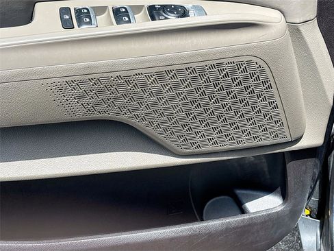 Used 2025 Kia Carnival FWD image 19