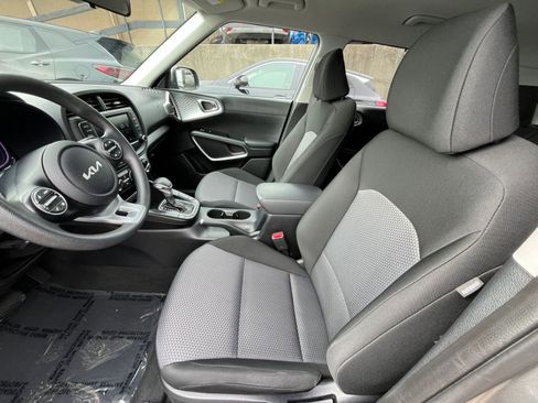 Used 2025 Kia Soul LX w/ LX Technology Package FWD image 27