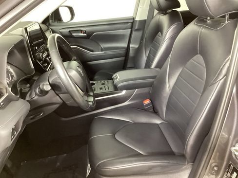 Used 2023 Toyota Highlander XLE AWD/4WD image 10