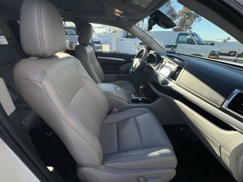 Used 2019 Toyota Highlander XLE image 28