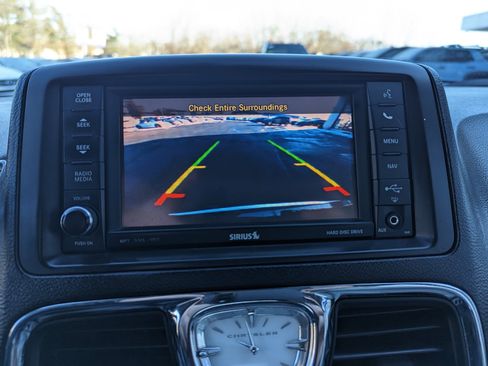 Used 2013 Chrysler Town & Country Touring image 22