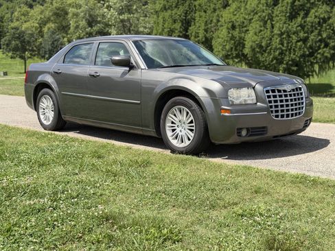 Used 2009 Chrysler 300 Touring RWD image 8
