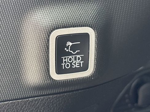 Used 2025 Jeep Grand Cherokee Laredo X w/ Luxury Tech Group I RWD image 9