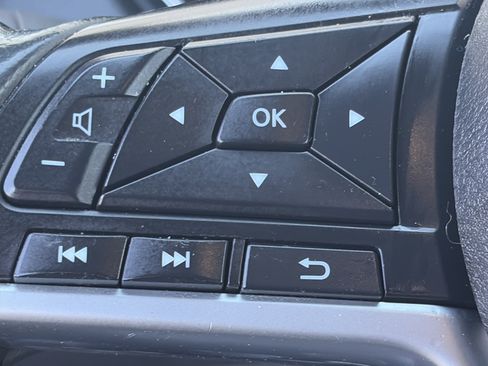 Used 2017 Nissan Rogue SV FWD image 13