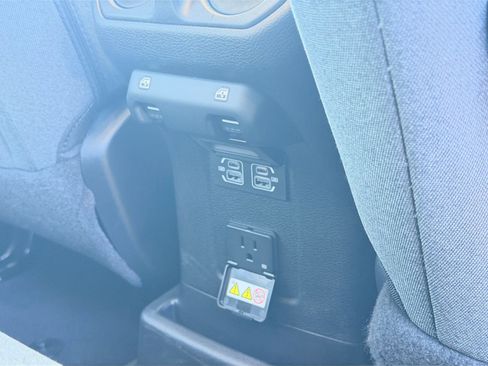 Used 2025 Jeep Wrangler Unlimited Sahara image 17