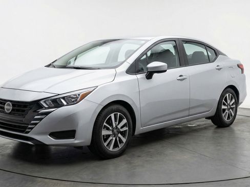Used 2025 Nissan Versa SV image 3