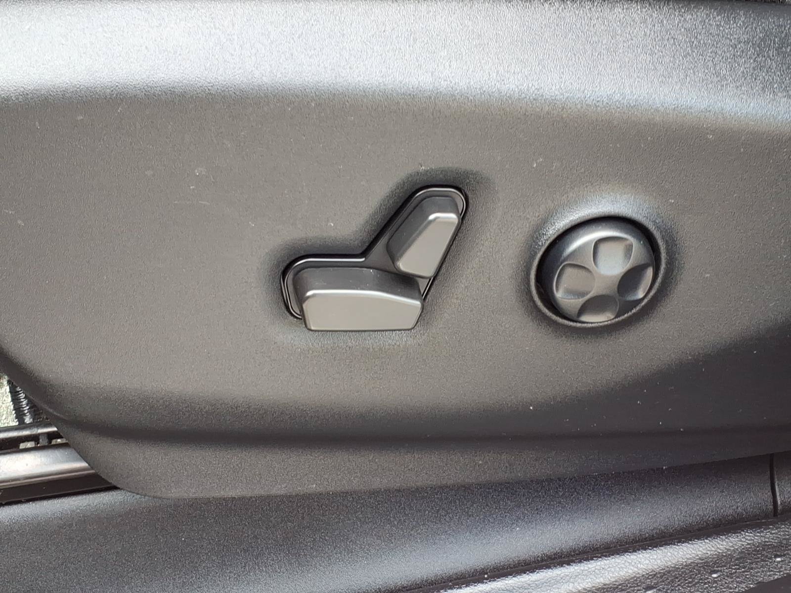 Used 2022 Chrysler Pacifica Touring FWD image 8