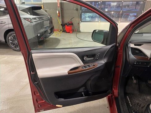 Used 2020 Toyota Sienna Limited image 20