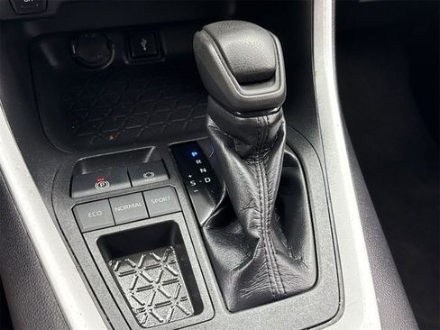 Used 2021 Toyota RAV4 XLE image 28