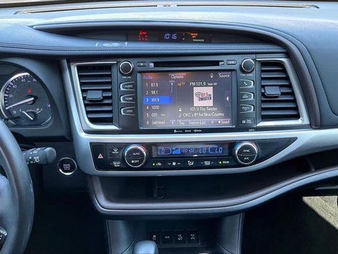 Used 2018 Toyota Highlander XLE AWD/4WD image 7