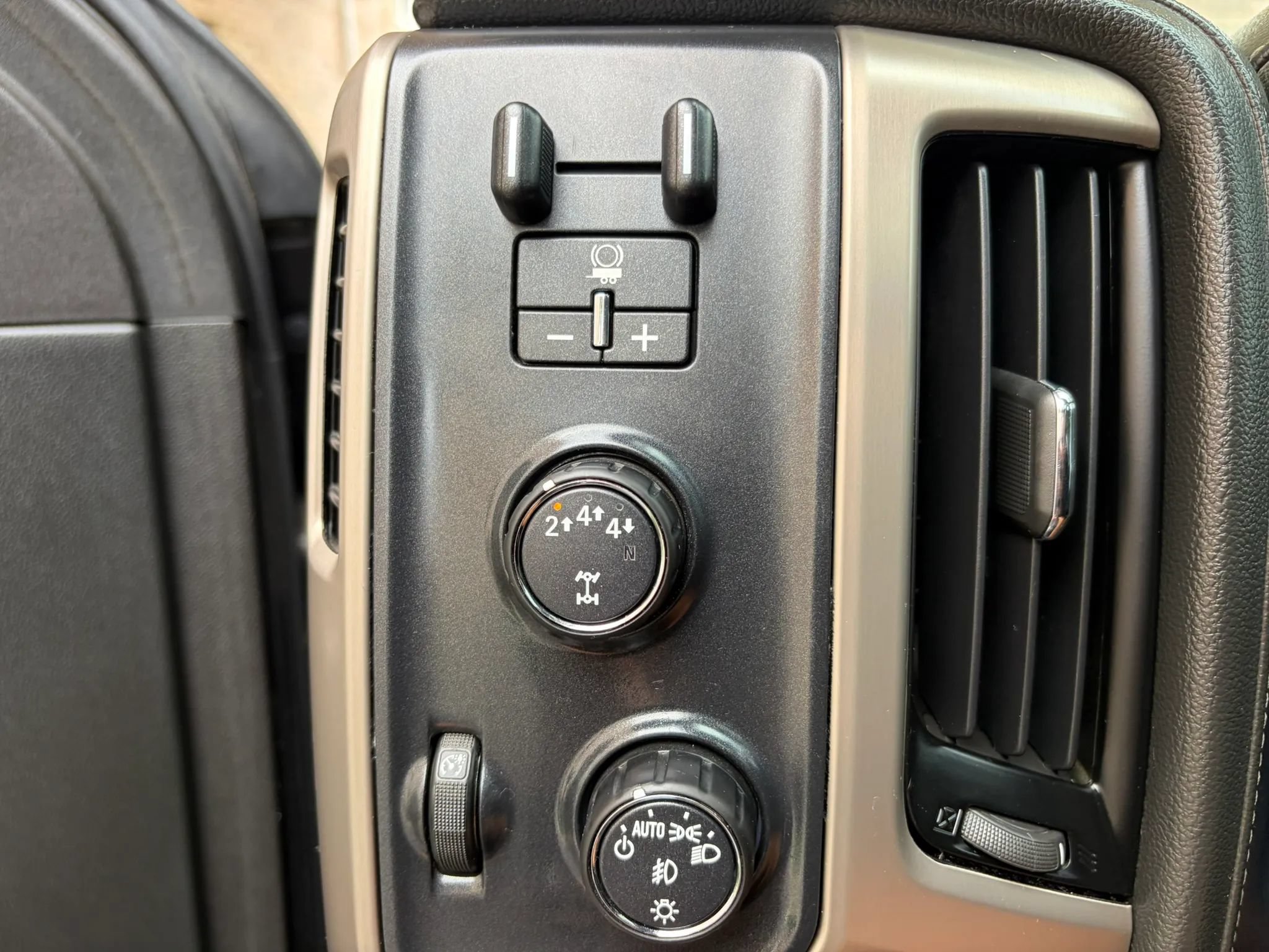 Used 2018 GMC Sierra 3500 Denali w/ Duramax Plus Package AWD/4WD image 26