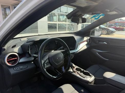 Used 2024 Chevrolet Trax RS w/ Sunroof Package FWD image 7