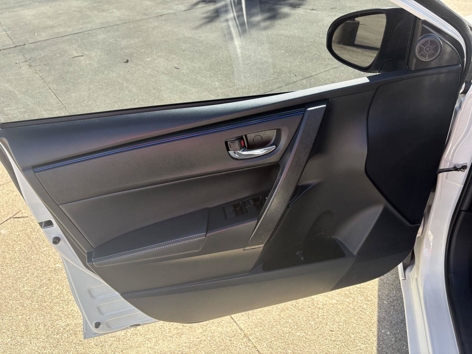 Used 2019 Toyota Corolla SE FWD image 3