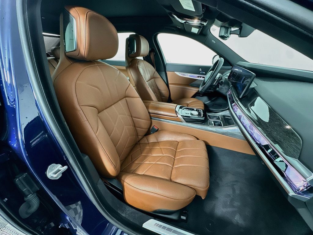Certified 2024 BMW 760i xDrive AWD/4WD image 28