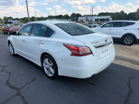 Used 2015 Nissan Altima 2.5 SV w/ Convenience Package FWD image 5