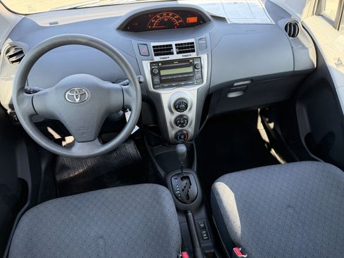 Used 2010 Toyota Yaris 4-Door Hatchback image 11