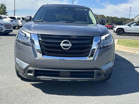 Used 2025 Nissan Pathfinder SV image 2