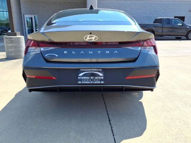 New 2026 Hyundai Elantra SE FWD image 3