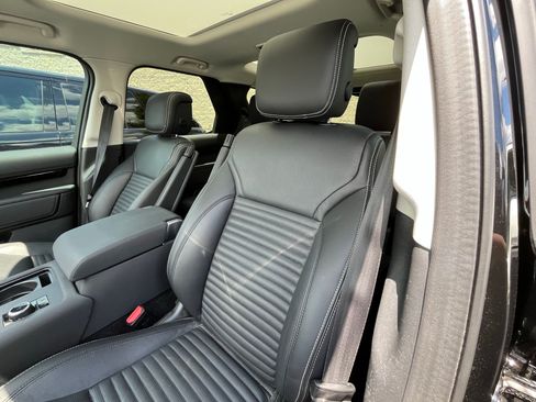 Used 2024 Land Rover Discovery S AWD/4WD image 20