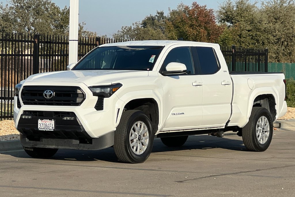 Certified 2025 Toyota Tacoma SR5 AWD/4WD image 10