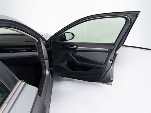Used 2025 Volkswagen Jetta SE FWD image 33