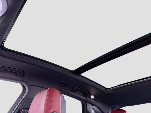 Certified 2025 Porsche Macan AWD/4WD image 14