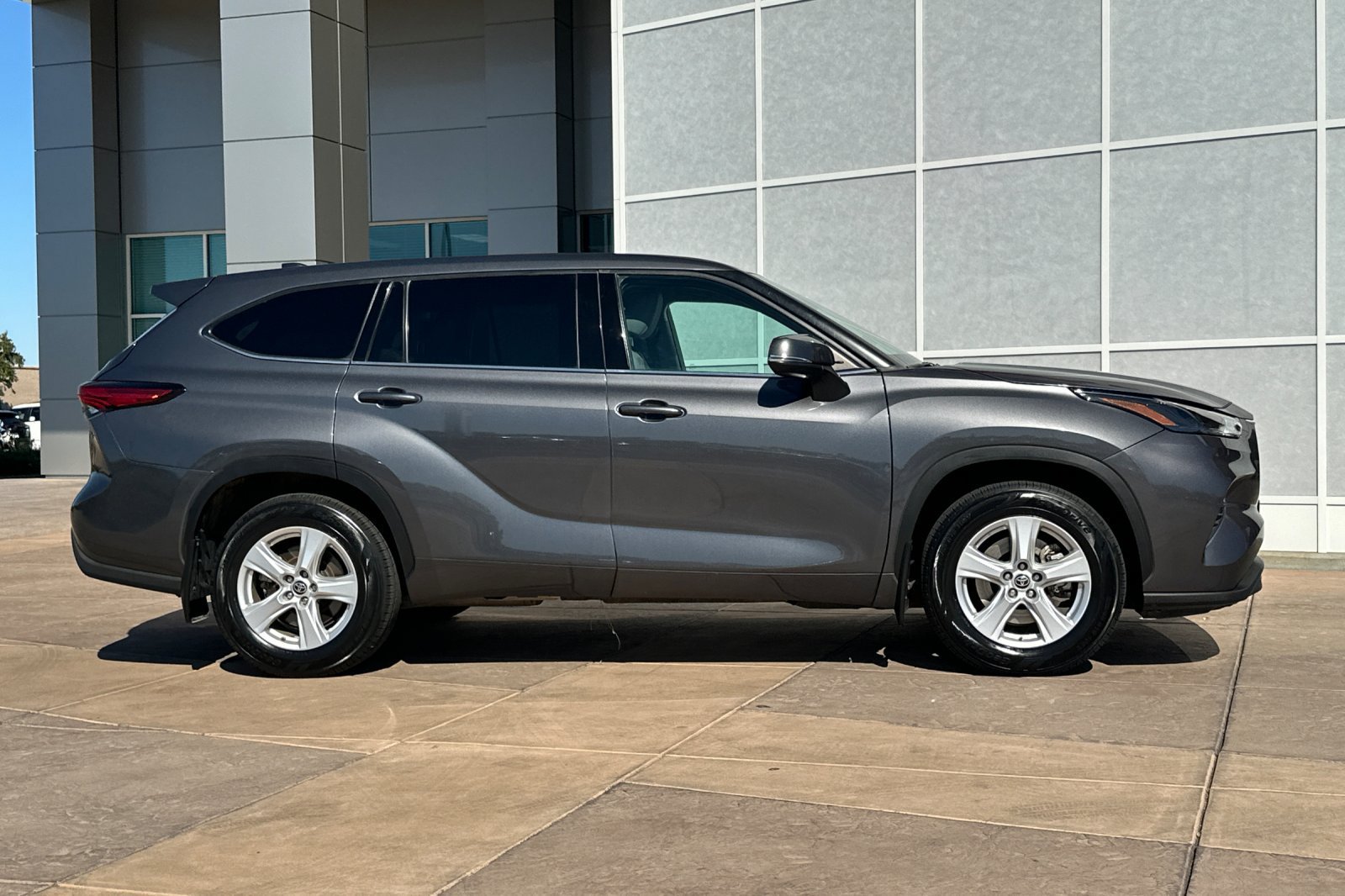 Certified 2022 Toyota Highlander LE AWD/4WD image 3