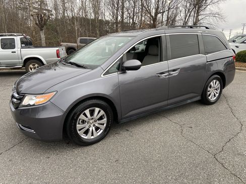 Used 2016 Honda Odyssey SE image 1