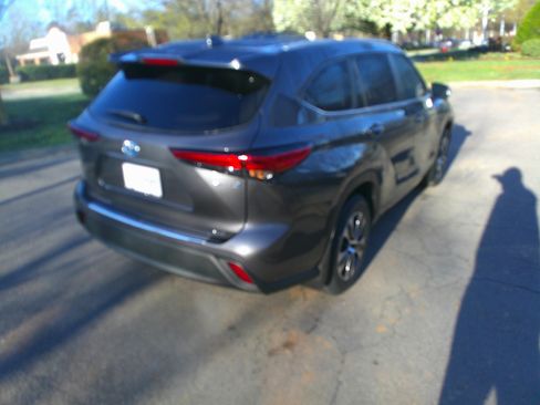 Used 2023 Toyota Highlander XLE image 12