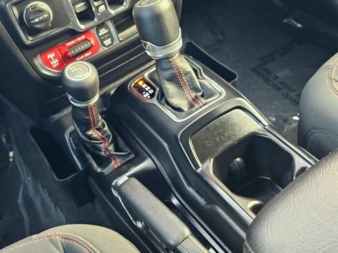 Used 2021 Jeep Wrangler Unlimited Rubicon w/ Cold Weather Group AWD/4WD image 32
