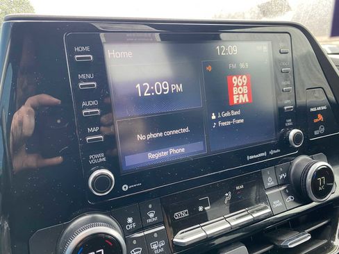 Used 2020 Toyota Highlander LE image 19