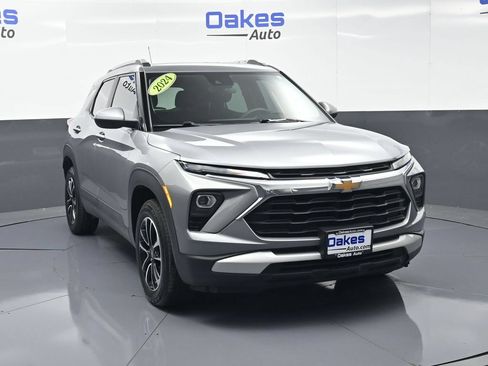 Used 2024 Chevrolet TrailBlazer LT w/ Driver Confidence Package AWD/4WD image 2