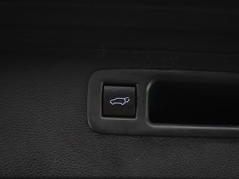 Used 2021 Toyota Highlander XLE image 19