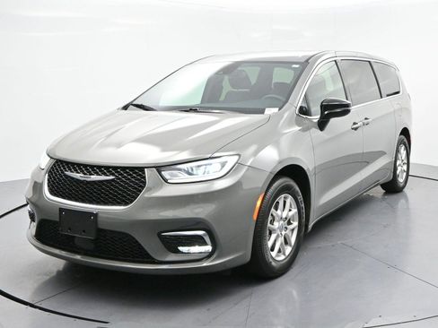 Used 2025 Chrysler Pacifica Select FWD image 3